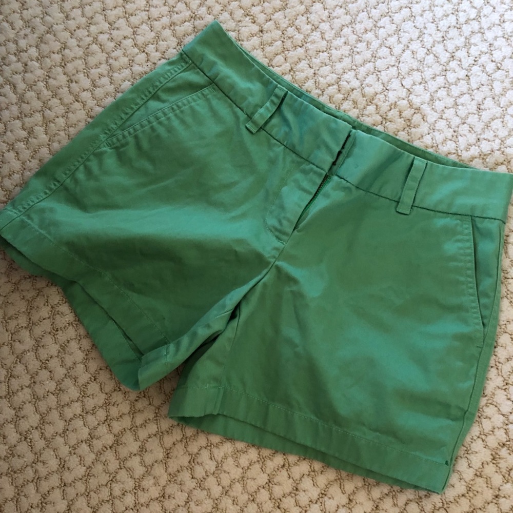 Vineyard Vines classic twill shorts, size 4